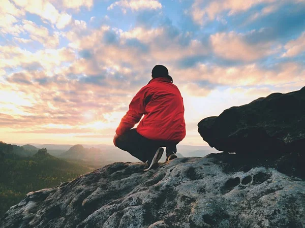 Rock İmparatorluğu'na tek adam turist sit. Vadi yukarıda maruz kayalık tepe noktasıyla görünümü.