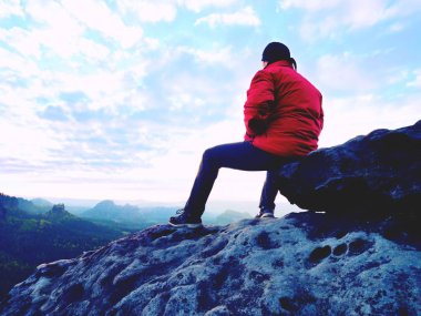 Uzun yürüyüşe çıkan kimse bir dinlenme dağ tepe üzerinde çıkart. Adam zirvesinde, feryat sonbahar Vadisi yatıyordu. Parlak sabah güneş gökyüzünde parlıyor. 