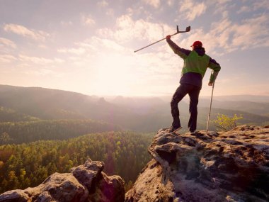 Fiyatı acıyor diz ile. Birleşim Immobilizer bacağından adamla kal Zirvesi ve zam tıp koltuk değneği üzerinde 