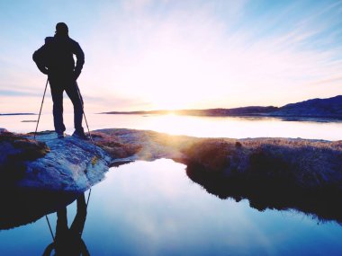 Fiyatı Polonyalılar ve sportif sırt çantası ile koyu spor giyim içinde. Kayalık sahil sahil şeridi iz. Yalnız turist keyfini çıkarın