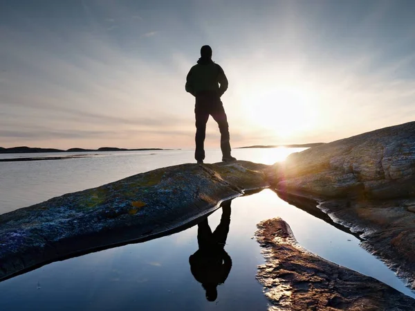 Alto mochilero ver claro amanecer soleado sobre el mar. Hiker Hiker disfrutar de impresionante amanecer —  Fotos de Stock