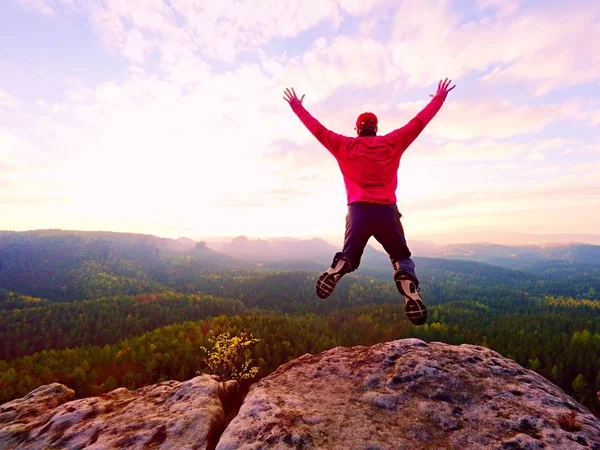 Deli adam. Uzun yürüyüşe çıkan kimse üzerinde kayalık tepe atlıyor. Rocky Dağları'nda harika ruh hali,