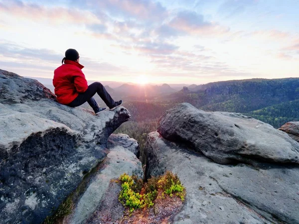 Sapka és a sportos szabadtéri ruhák egyedül turisztikai állni a cliff edge néz a völgybe, nemzeti park — Stock Fotó