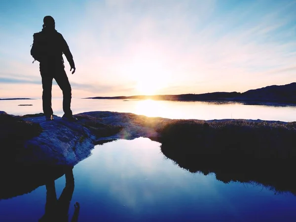 바다 위의 절벽에 실루엣 남자입니다. 관광 바위에 혼자 서 고 바다 수평선을 볼 — 스톡 사진