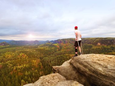 Diz eklem bandaj ve önkol Polonyalılar ile fiyatı. Uzun yürüyüşe çıkan kimse cliff üzerinde zafer jest yapar.