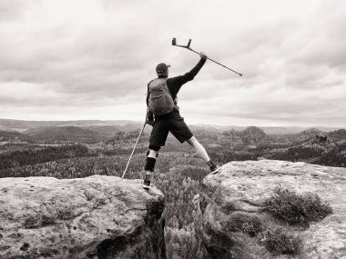 Fiyatı Immobilizer kırık bacakla. Tepe turist başının üstünde ilaç koltuk değneği ile elde.