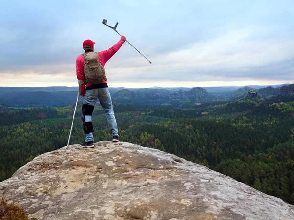 Hareketsiz ve desteklemek için bir dizlik ayarlanabilir yan paneller ile giyen adam turist bacak zarar.