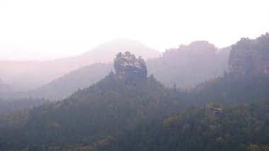 60fps timelapse. Keskin kayalar vadide ağır tam gizli büyülü manzara bahar puslu sabah sis