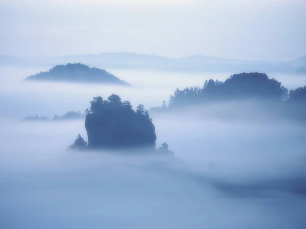 Vista brumosa en el hermoso valle de Sajonia Suiza. Picos de arenisca aumentados de niebla pesada . — Foto de Stock