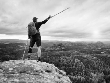 Diz eklem bandaj ve önkol Polonyalılar ile fiyatı. Uzun yürüyüşe çıkan kimse cliff üzerinde zafer jest yapar.