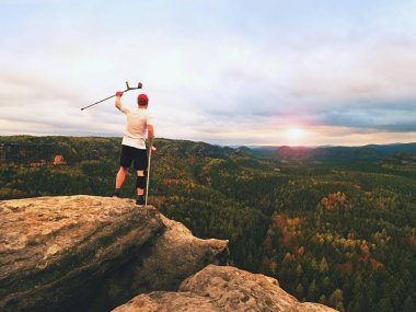 Diz eklem bandaj ve önkol Polonyalılar ile fiyatı. Uzun yürüyüşe çıkan kimse cliff üzerinde zafer jest yapar.