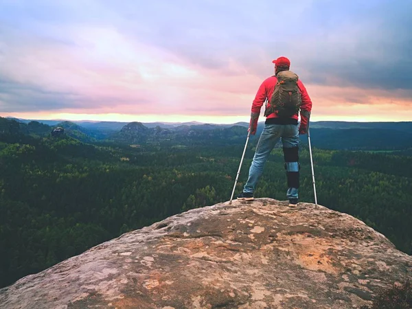 Hareketsiz ve desteklemek için bir dizlik ayarlanabilir yan paneller ile giyen adam turist bacak zarar.
