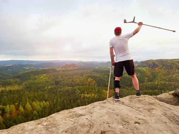 Diz eklem bandaj ve önkol Polonyalılar ile fiyatı. Uzun yürüyüşe çıkan kimse cliff üzerinde zafer jest yapar.