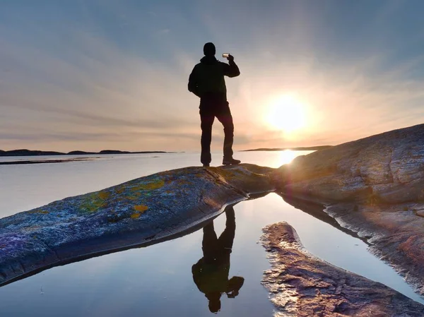 Turista cara tirar fotos de incrível paisagem do mar no celular câmera digital . — Fotografia de Stock