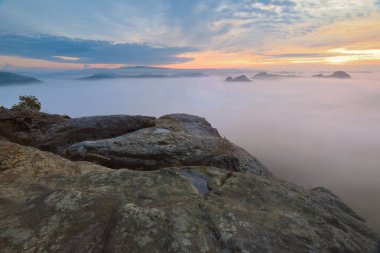 Güçlü güneş ışınları uzun şeritler sisin içinde olun. Puslu Vadisi üzerinden sonbahar güneşli görünüm