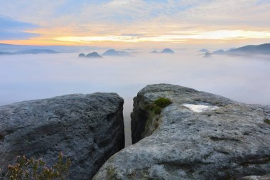 Güçlü güneş ışınları uzun şeritler sisin içinde olun. Puslu Vadisi üzerinden sonbahar güneşli görünüm
