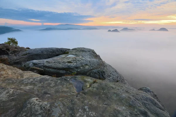 Sonbahar daybreak Saksonya İsviçre Ulusal Parkı içinde muhteşem an. 