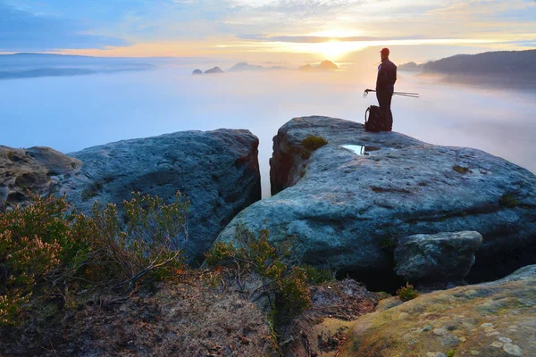 Silhouette uomo posteriore affilato sulla cima rocciosa. Soddisfare escursionista godere della vista. Uomo alto sulla scogliera rocciosa — Foto Stock