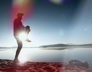 Kaçak ışık objektif. . Çalışan adam. Koş, sporcu adam kumlu bir plaj üzerinde gündoğumu sırasında koşu.