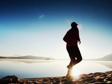  Çalışan adam. Hızlı bir şekilde sabah sahilde çalışan çocuk. Sporcu atlet, koşu adam