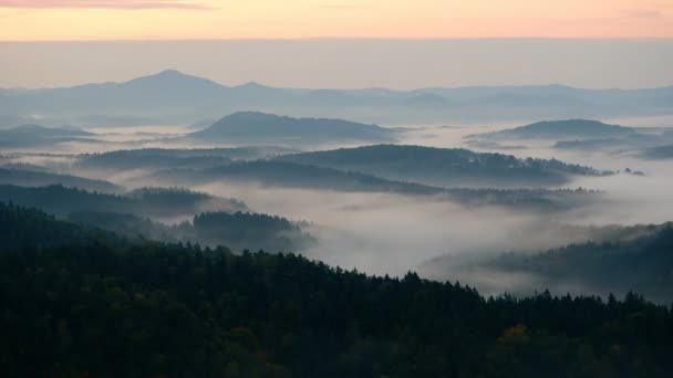 Zeitraffer von 60fps. herrlich dicke Nebelhügellandschaft. Herbst neblig Sonnenaufgang, der schwere Nebel bewegt sich sanft im Tal. romantischer Morgen — Stockvideo