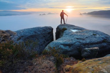 Yalnız turist ile el Polonyalılar. Güneşli bahar daybreak rocky Dağları'nda. Uzun yürüyüşe çıkan kimse ile sportif sırt çantası