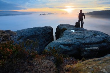 Yalnız turist ile el Polonyalılar. Güneşli bahar daybreak rocky Dağları'nda. Uzun yürüyüşe çıkan kimse ile sportif sırt çantası