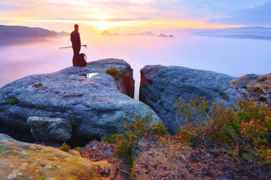 Yalnız turist ile el Polonyalılar. Güneşli bahar daybreak rocky Dağları'nda. Uzun yürüyüşe çıkan kimse ile sportif sırt çantası