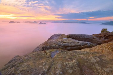 Sonbahar daybreak Saksonya İsviçre Ulusal Parkı içinde muhteşem an. 