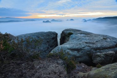 Sonbahar daybreak Saksonya İsviçre Ulusal Parkı içinde muhteşem an. 
