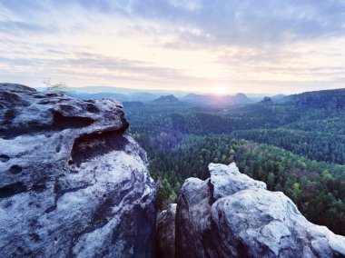 Sabah Doğa bahar. Kırık kumtaşı cliff orman Vadisi yukarıda daybreak güneş ufka
