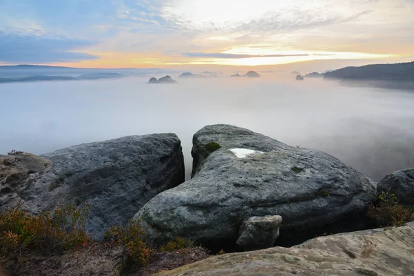 Momento incredibile all'alba autunnale nel parco nazionale della Sassonia Svizzera . — Foto Stock