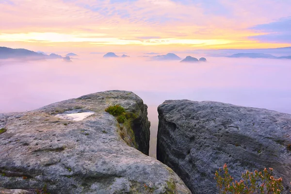 Increíble momento dentro del amanecer otoñal en el parque nacional de Sajonia Suiza . — Foto de Stock