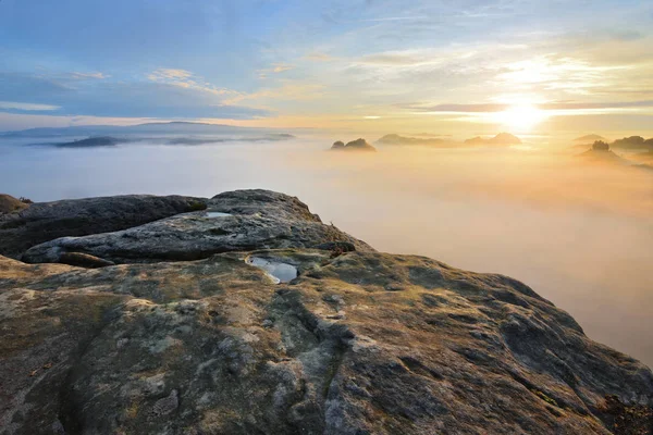 Sonbahar daybreak Saksonya İsviçre Ulusal Parkı içinde muhteşem an. 