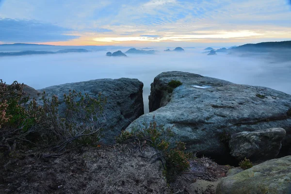 Sonbahar daybreak Saksonya İsviçre Ulusal Parkı içinde muhteşem an. 