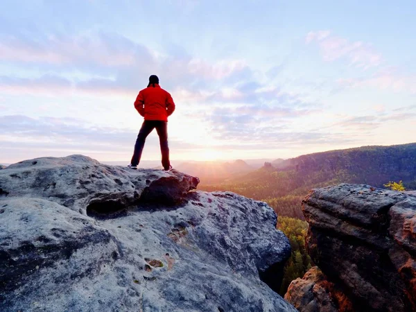 The figure of the men in red jacket on sharp cliff. Mountains within early fall daybreak — Stock Photo, Image