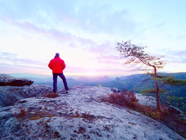 La figura de los hombres de chaqueta roja en el acantilado agudo. Montañas a principios de otoño amanecer — Foto de Stock