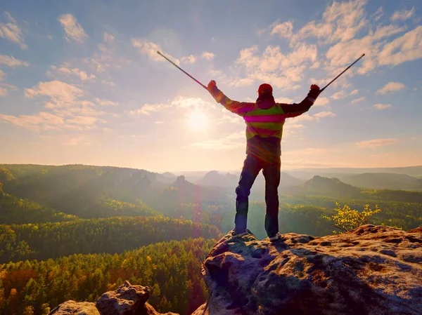 Fiyatı acıyor diz ile. Birleşim Immobilizer bacağından adamla kal Zirvesi ve zam tıp koltuk değneği üzerinde 