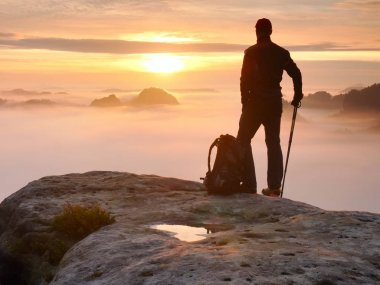 Kayalık tepe ve derin puslu Vadisi feryat izlerken sportif sırt çantası ile yorgun fiyatı.