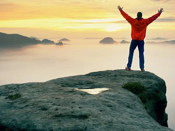 Dağ zirvesi. Mutlu bir adam jest silah kaldırdı. Komik uzun yürüyüşe çıkan kimse ile yükseltilmiş eller havaya