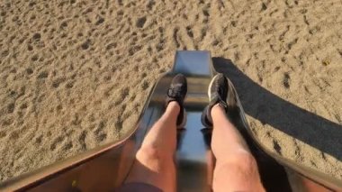 Oyun üzerinde krom çelik kaydırıcıyı aç. Koşu ayakkabıları ile bacaklar hareket başlatmak için sürgülü ve kumlu zemin içine slayt daha yapmak. İlk kişi görünümü 