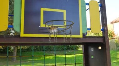 Top sepeti çember okul basketbol sahası içinde geçiyor. Basketbol net zinciri düşüyor.
