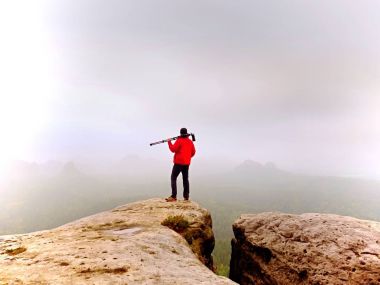 Doğa fotoğrafçısı dağlar kamera alır etkileyici fotoğraflar puslu düşmek için hazırlayın. Turist fotoğrafçı