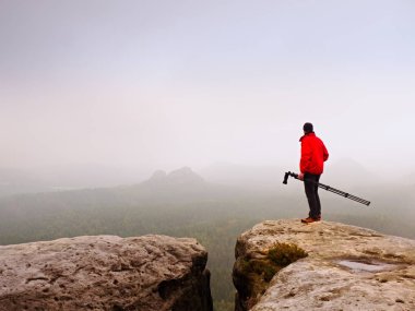 Fotoğrafçı'nin puslu dağlar resim hakkında düşünüyorum. Ağır Sis içinde gizli vadi