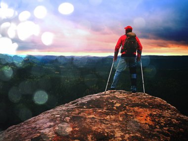 Hareketsiz ve desteklemek için bir dizlik ayarlanabilir yan paneller ile giyen adam turist bacak zarar. Againts koltuk değneği yürüyen adam