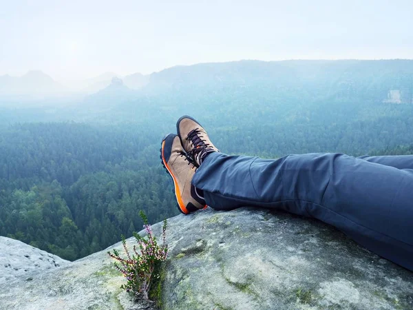 Yorgun bir adam uzun yürüyüşe çıkan kimse uzandı ve yorgun bacaklarını turist Çizmeli üzerinde yatay görünüme keyfini