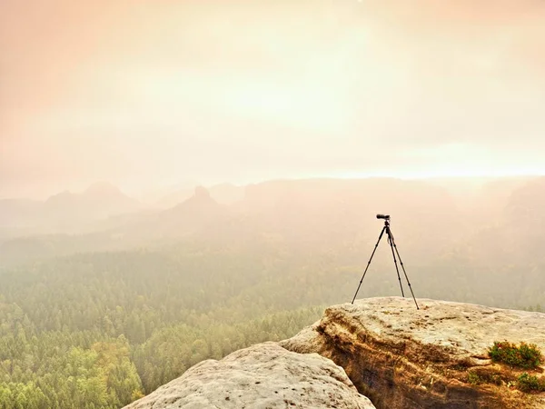 Stativ na vrcholu připraven k photogrpahy. Exponované skalní vyhlídka. Mlhavý deštivý podzimní den — Stock fotografie