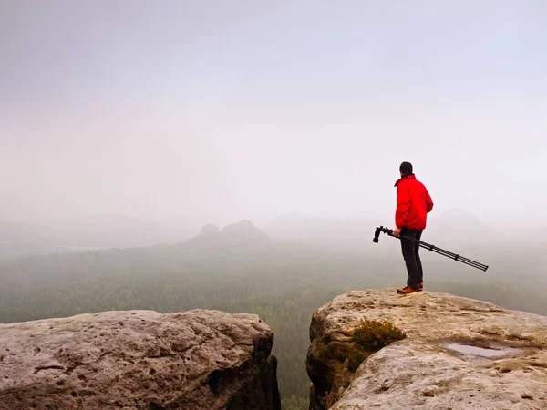 Fotoğrafçı'nin puslu dağlar resim hakkında düşünüyorum. Ağır Sis içinde gizli vadi