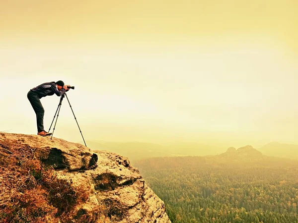 Φωτογράφος άγριας ζωής στην κορυφή βουνού λειτουργεί. Ο άνθρωπος ήθελε να ταξιδιού και της φωτογραφίας, λήψη φωτογραφιών — Φωτογραφία Αρχείου