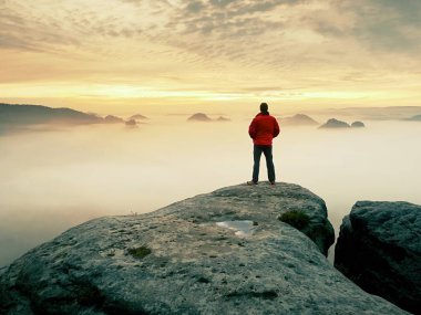 Dağ tepe, adam uzun yürüyüşe çıkan kimse. Muhteşem daybreak sonbahar puslu manzara içinde. Bulutlarda gizli güneş